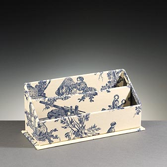 Briefhalter bzw. Brief-Ständer Toiles de jouy für den Schreibtisch Motiv aus dem französischen Rokoko. Aus einer Pariser Werkstatt.