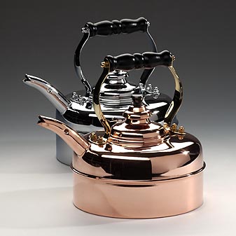  Aus massivem Kupfer oder verchromt. Pfeift, wenn´s kocht.