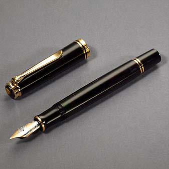 Schwarz mit goldplattierten Beschlägen. 18 Karat Goldfeder.