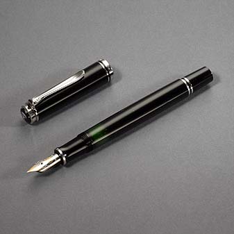  Schwarz mit silberplattierten Beschlägen. 14 Karat Goldfeder.