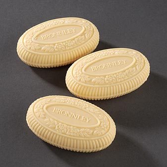  "Triple-milled", d.h. 3-fach gesiedet. Nur 8% Wassergehalt.