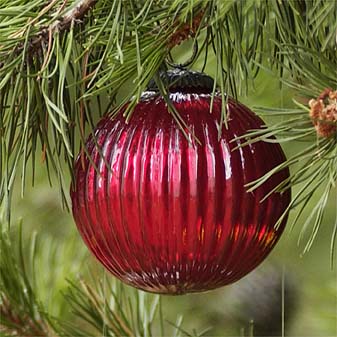 6 Geripp.Weihnachtskugeln 11cm Aus farbigem Glas mit von innen aufgebrachter Verspiegelung.