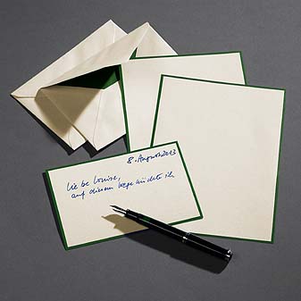  Jeweils 25 Karten oder Briefbögen zusammen mit Umschlägen.