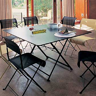 Fermob Klapptisch 130x130 Ein wirklich großer Tisch. Lieferbar in schwarz und weiß.