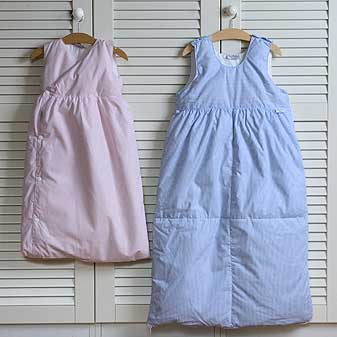 Daunenschlafsack 90 cm Verschluß mit Reißverschluß und Schulterknöpfen.