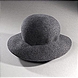 Regenhut aus Filz grau Ein Damenhut aus Wollfilz mit heruntergezogener Krempe.